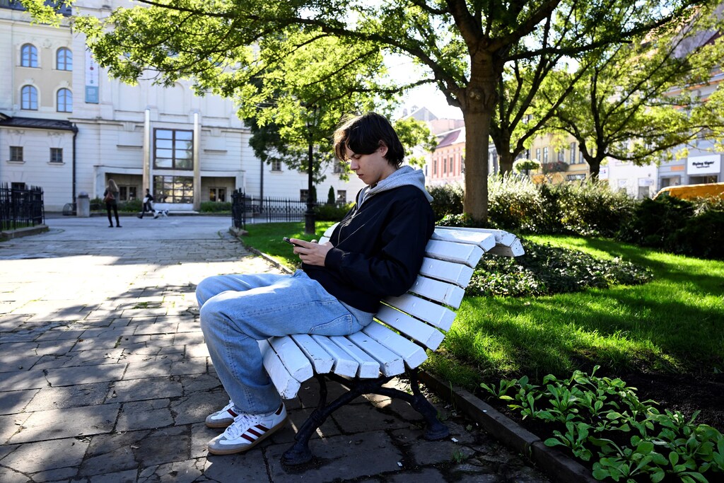 El adolescente ucraniano de la Generación Z Roman Biletskyi, de 18 años, descansa en un parque durante un paseo por la ciudad, en Košice, Eslovaquia, el 21 de octubre de 2024. Roman Biletskyi lleva más de un año viviendo solo, sin su familia, en Eslovaquia, adonde se trasladó antes de cumplir los 18 años, edad a partir de la cual tienen prohibido salir del país debido a la guerra. Se reencontró con su familia meses después, cuando fueron a visitarlo a Košice.