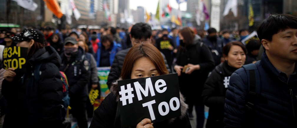 La gente asiste a una protesta en el Día Internacional de la Mujer en Seúl, Corea del Sur.