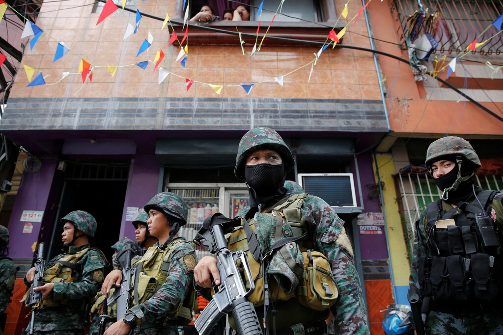 Armed security forces take a part in a drug raid, in Manila, Philippines, October 7, 2016. REUTERS/Damir Sagolj - RTSR7MU