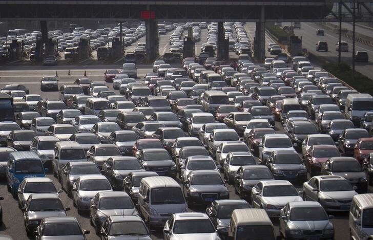 A view shows cars jammed on the Shanghai-Beijing Expressway in Shanghai September 30, 2012. Expressways throughout China charge no tax from car drivers during a nationwide eight-day break to celebrate Mid-Autumn festival and National Day. A total of 85 million cars took to the expressways by 4pm on Sunday, Xinhua News Agency reported. Picture taken September 30, 2012. REUTERS/Stringer (CHINA - Tags: TRANSPORT SOCIETY) CHINA OUT. NO COMMERCIAL OR EDITORIAL SALES IN CHINA