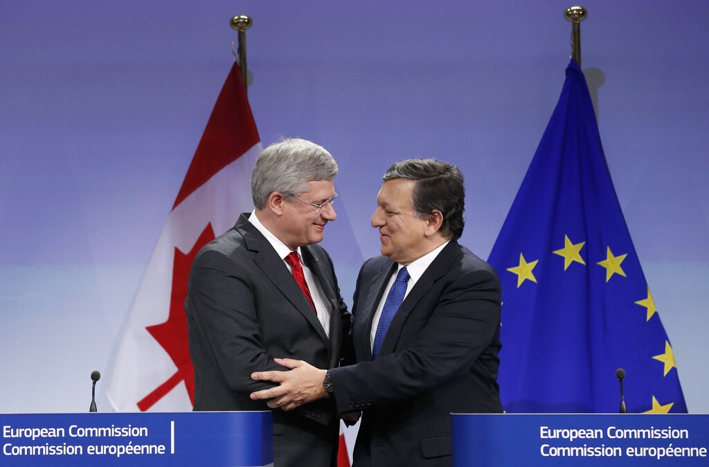 European Commission President Jose Manuel Barroso is congratulated by Canadian Prime Minister Stephen Harper (L) at the EU Commission headquarters in Brussels October 18, 2013. The European Union and Canada agreed on Friday a multi-billion-dollar trade deal to integrate two of the world's biggest economies. REUTERS/Francois Lenoir (BELGIUM - Tags: POLITICS BUSINESS) - GM1E9AI1KKF01