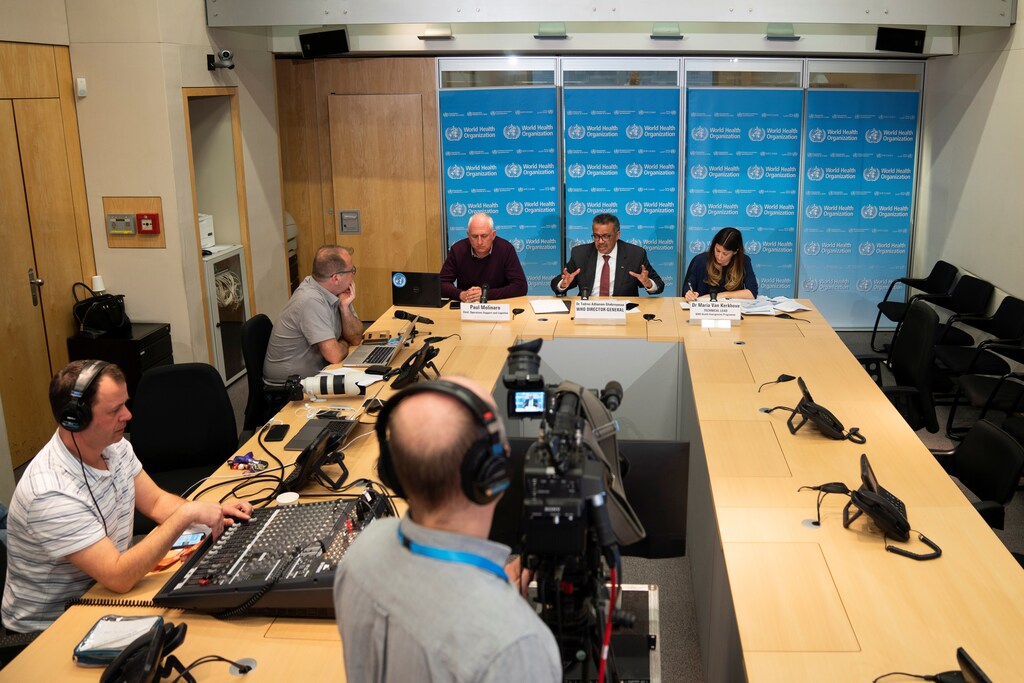 Paul Molinaro, Jefe de Apoyo a las Operaciones y Logística de la OMS, el Director General de la Organización Mundial de la Salud (OMS) Tedros Adhanom Ghebreyesus y Maria Van Kerkhove, Jefa Técnica del Programa de Emergencias Sanitarias, asisten a una conferencia de prensa sobre el brote de la enfermedad coronavírica (COVID-19) en Ginebra (Suiza), el 16 de marzo de 2020.