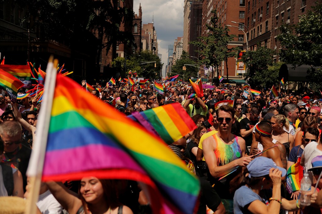 Marchers walk down 5th Avenue as they part in the 2019 World Pride NYC and Stonewall 50th LGBTQ Pride Parade in New York, U.S., June 30, 2019. REUTERS/Lucas Jackson - RC11F7DEE8E0