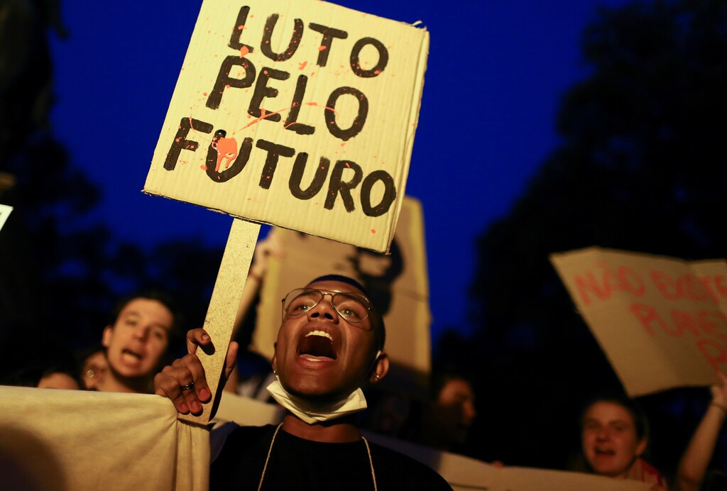 A person holds a placard during the Global Climate Strike rally in Rio de Janeiro, Brazil September 20, 2019. The placard reads: "Fight for the future." REUTERS/Pilar Olivares - RC1D79AD2660