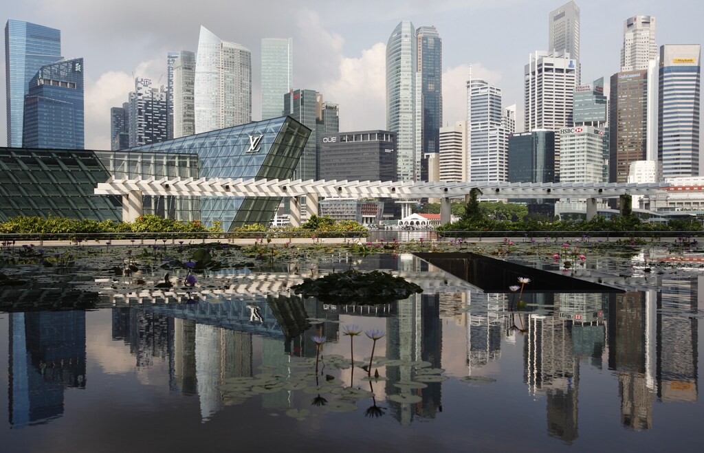 A view of the Singapore skyline on a clear day April 25, 2013. The haze worsened on June 17, 2013 with the Polluntant Standards Index (PSI) hitting 111 at 4pm according to local media. Picture taken April 25, 2013. REUTERS/Edgar Su (SINGAPORE - Tags: ENVIRONMENT) - GM1E96H1FA101