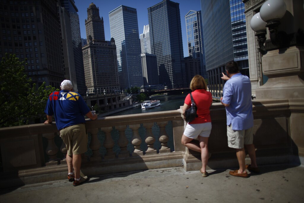 People look towards a river in the downtown before the NATO Summit in Chicago May 19, 2012. Leaders from members of the NATO alliance are expected to discuss the worsening situation in Afghanistan, and protest organizers said they hope thousands of people will turn out to demonstrate against the war and other issues such as income inequality. The Summit runs from May 20-21. REUTERS/Eric Thayer (UNITED STATES - Tags: POLITICS) - RTR32APV