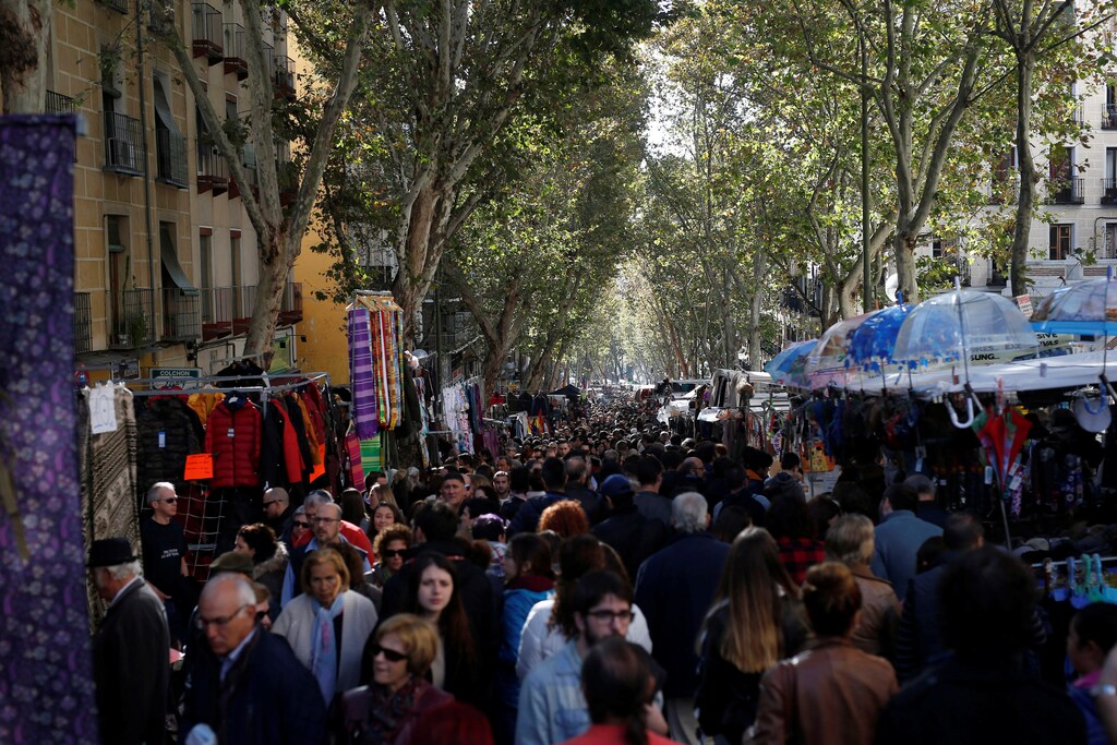 People shop at Rastro market, a second-hand market, in central Madrid, Spain November 13, 2016. REUTERS/Javier Barbancho - RTX2TFWQ