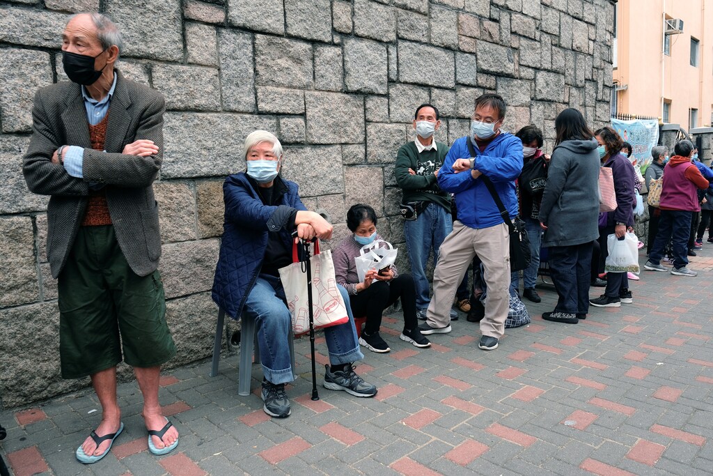 Elderly people queue up for free surgical masks from a convenience store, following the outbreak of a new coronavirus, in Hong Kong, China February 7, 2020. REUTERS/Tyrone Siu - RC2JVE9M79D1
