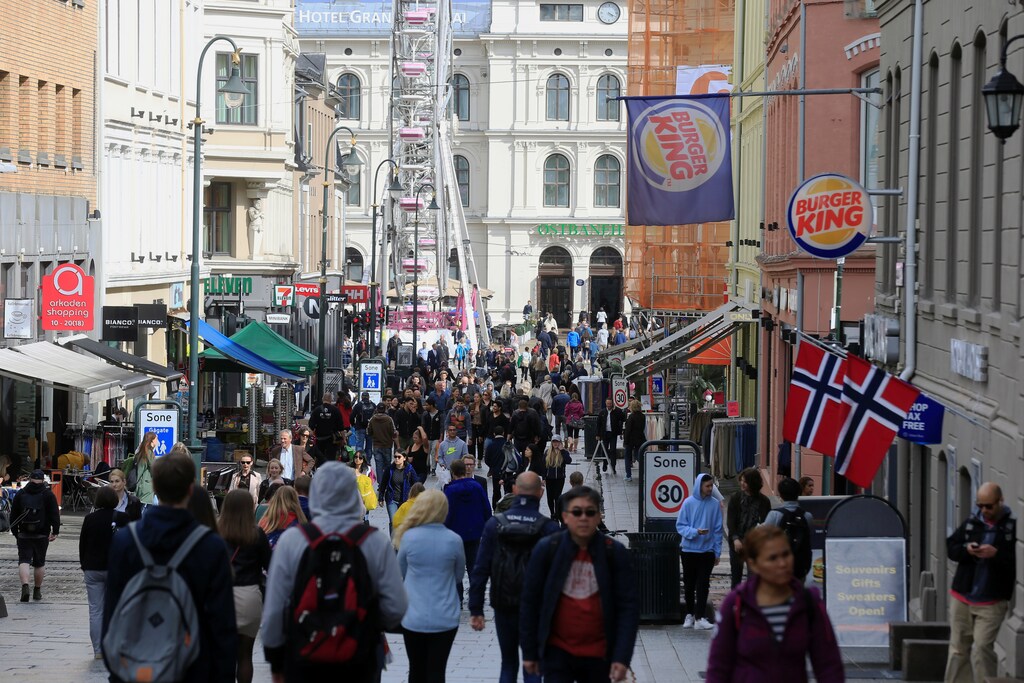 People walk at Karl Johans street in Oslo, Norway May 31, 2017. REUTERS/Ints Kalnins - RTX38G8W