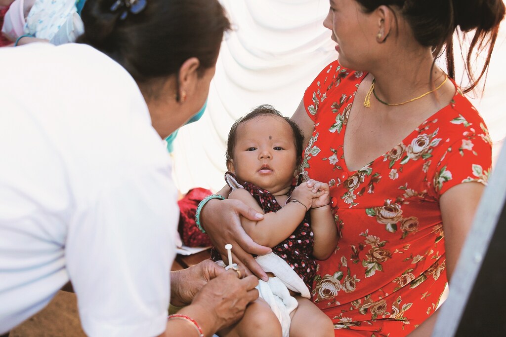 Campagne de vaccination au NÃ©pal (poliomyÃ©lite)CÃ©rÃ©monie dâintroduction du vaccin polio inactivÃ© injectable (IPV) au NÃ©pal, avec le ministre de la SantÃ© et de la Population du NÃ©pal, Shri Khaga Raj Adhikari, et Olivier Charmeil, PDG de Sanofi Pasteur