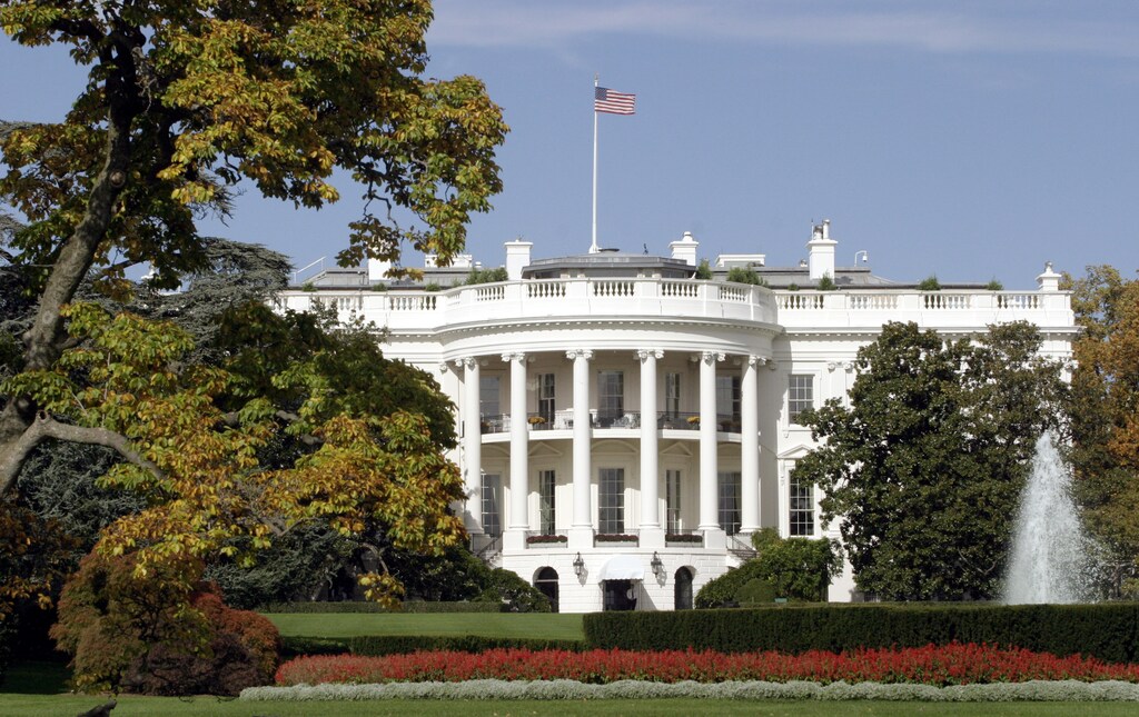 The White House is pictured in Washington D.C., two days ahead of the presidential election October 31, 2004. REUTERS/John Pryke JDP - RP5DRHYOUNAA