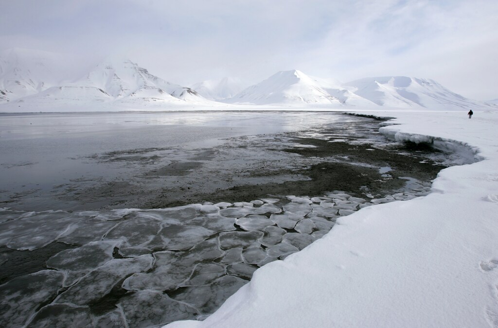 Ice breaks away from a frozen coastline near the Norwegian Arctic town of Longyearbyen April 23, 2007. A local resident said that global warming may be to blame for the early spring thaw. REUTERS/Francois Lenoir (NORWAY) - GM1DVCKMZDAA