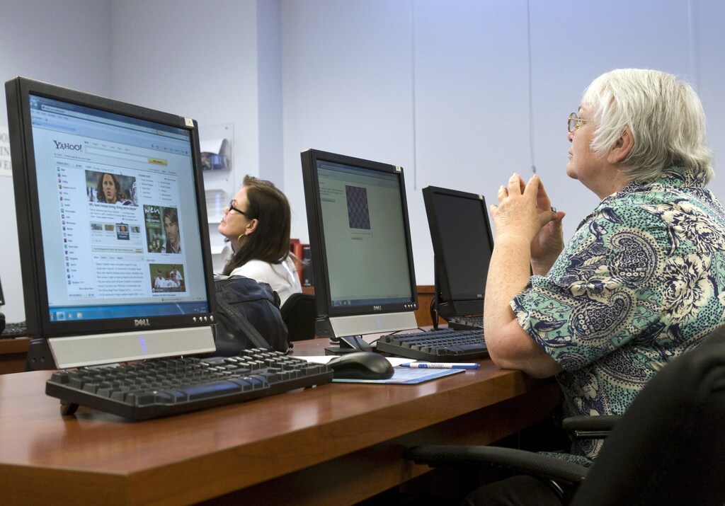 Waitress Renita Rhynes (L), 53, and Jinny Hanson, 64, a former postal worker, attend a basic computer class at the Foundation for an Independent Tomorrow (FIT) workforce development center in Las Vegas, Nevada October 20, 2011.