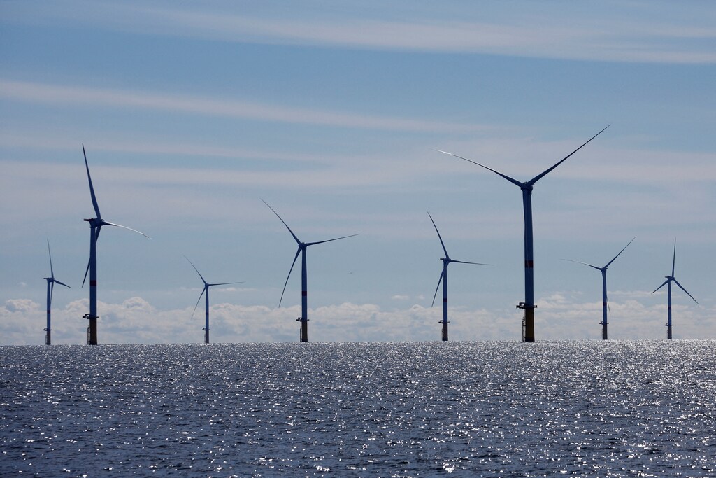Turbinas eólicas en el parque eólico marino de Saint-Nazaire, frente a la costa de la península de Guerande, en el oeste de Francia.