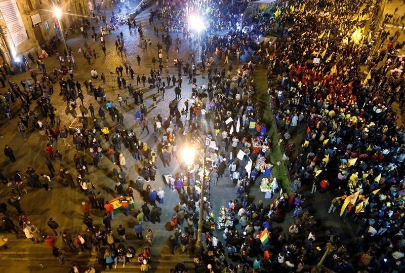 People gather to participate in a protest rally against Bolivian President Evo Morales' bid for re-election in 2019, in La Paz, Bolivia October 10, 2017. REUTERS/David Mercado - RC1AD1619B80