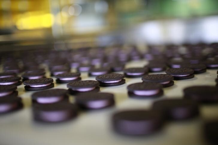 Freshly-baked Oreo cookies pass along a conveyor belt at a Kraft Foods' factory in Suzhou, Jiangsu province May 30, 2012. Investment may be powering the Chinese economy but experiments like Oreo's gum cookie, a cookie with a glob of gum sandwiched neatly between a pair of Oreo's iconic dark chocolate biscuits instead of the creamy white "stuff", which for better or worse never made it to store shelves, are a reminder that consumption is rising sharply. That means it is vital for food companies to get the right products into the market, particularly with demand dimming in the United States and Europe. Picture taken May 30, 2012. To match story CHINA-LOCALISATION/OREOS REUTERS/Aly Song (CHINA - Tags: BUSINESS FOOD SOCIETY)