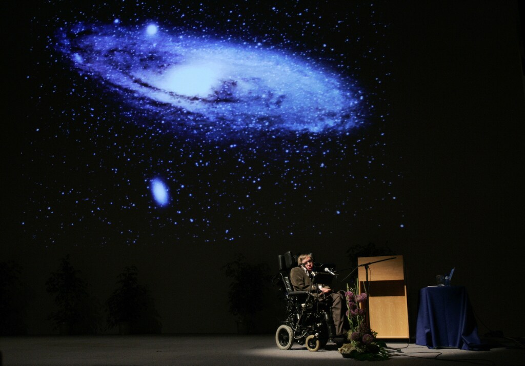 British physicist Stephen Hawking delivers a lecture on "The Origin of the Universe" at the Heysel conference hall in Brussels May 20, 2007. REUTERS/Francois Lenoir (BELGIUM) - RTR1PWFF
