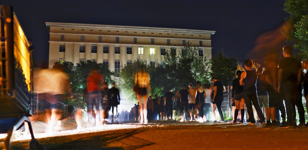 People queue up in front of the club Berghain in Berlin, Germany, August 28, 2016. For techno fans, a night at the legendary Berghain club is a must - if they can get in. Queues stretching for some one hundred metres are a regular sight outside the former power plant. Entrepreneurial locals do a roaring trade selling beers to those waiting. REUTERS/Hannibal Hanschke SEARCH ÒBERLIN NIGHTLIFEÒ FOR THIS STORY. SEARCH "WIDER IMAGE" FOR ALL STORIES. - RTSOF09