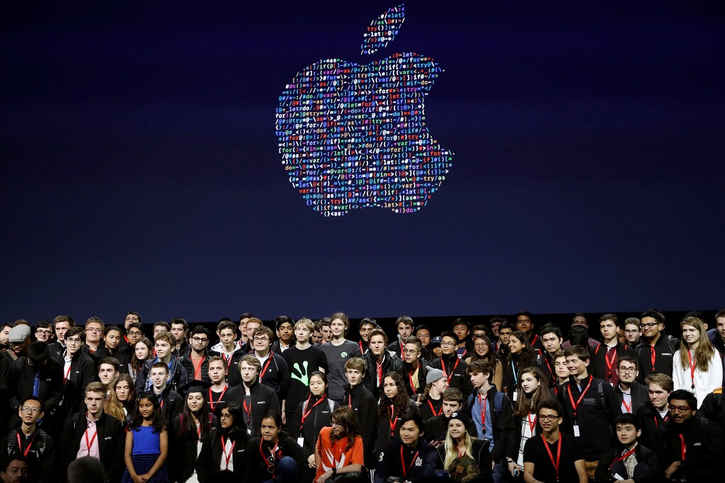 A group of young developers stand for a group photo on stage during the Apple World Wide Developers Conference in San Francisco, California, U.S., June 13, 2016. REUTERS/Stephen Lam TPX IMAGES OF THE DAY - RTX2G1OT