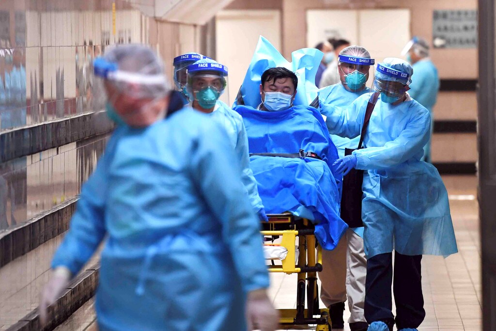 Medical staff transfer a patient of a highly suspected case of a new coronavirus at the Queen Elizabeth Hospital in Hong Kong, China January 22, 2020. Picture taken January 22, 2020. cnsphoto via REUTERS. ATTENTION EDITORS - THIS IMAGE WAS PROVIDED BY A THIRD PARTY. CHINA OUT. TPX IMAGES OF THE DAY - RC2OLE9SIEK2