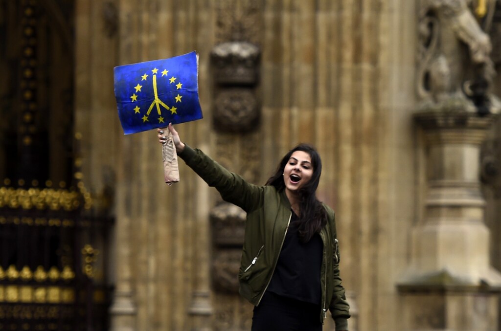 A demonstrator stands outside the Houses of Parliament during a protest aimed at showing London's solidarity with the European Union following the recent EU referendum, in central London, Britain June 28, 2016. REUTERS/Dylan Martinez - RTX2IQFD