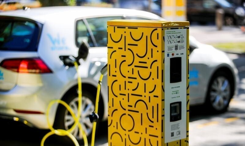 A shared electro car gets charged at a Jelbi-Station in Berlin, Germany September 22, 2019. Picture taken September 22, 2019. REUTERS/Hannibal Hanschke - RC13B6BA2260