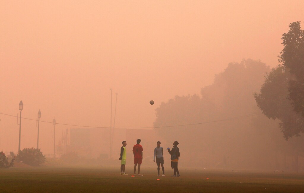 Boys play football in a public park on a smoggy morning in New Delhi, India, November 2, 2016. REUTERS/Adnan Abidi TPX IMAGES OF THE DAY - RTX2RHUG
