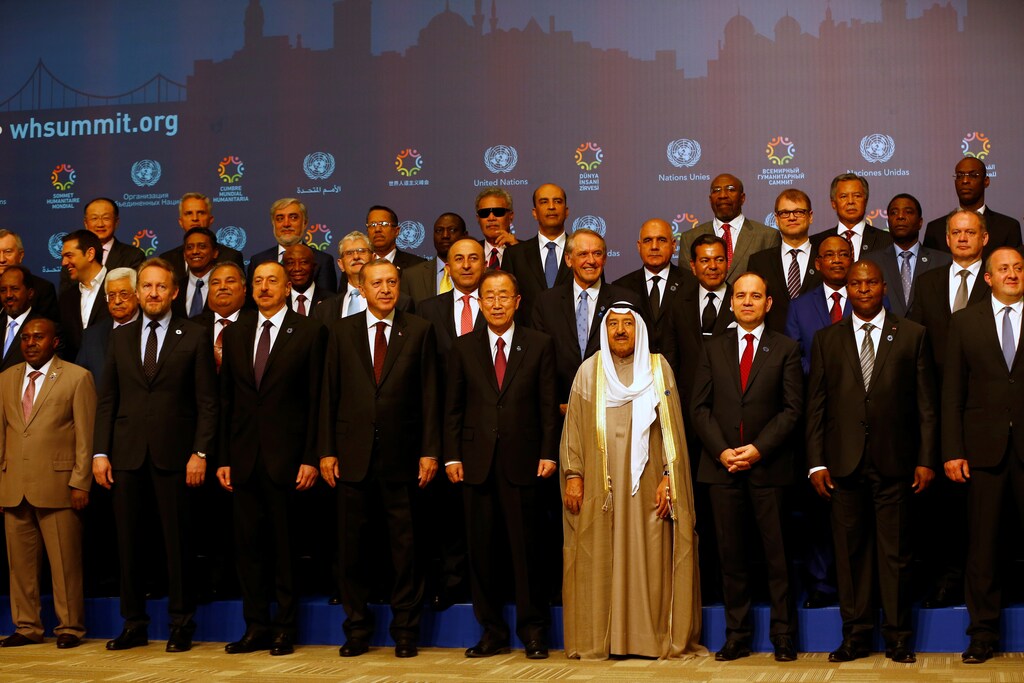 Turkish President Tayyip Erdogan (4th L) and U.N. Secretary-General Ban Ki-moon (5th R) pose with leaders and representatives of the parcitipant countries for a family photo during the World Humanitarian Summit in Istanbul, Turkey, May 23, 2016.