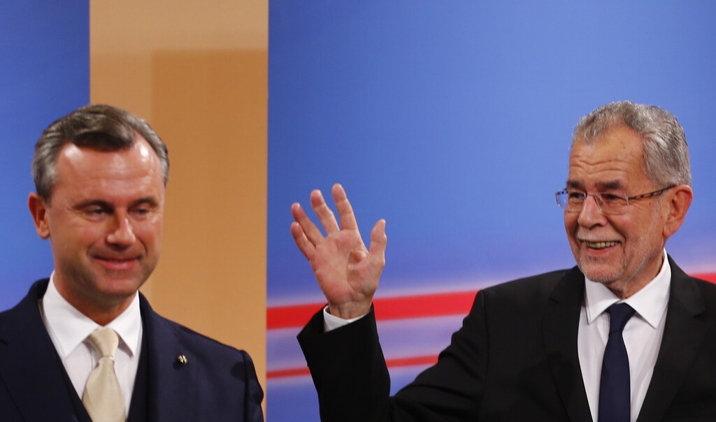 Austrian far-right Freedom Party (FPOe) presidential candidate Norbert Hofer and his rival Alexander Van der Bellen (R), who is supported by the Greens, react during a TV show in Vienna, Austria, December 4, 2016. REUTERS/Leonhard Foeger TPX IMAGES OF THE DAY - RTSUM0D