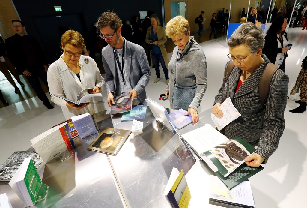 Visitors examine books at Frankfurt book fair in Frankfurt, Germany, October 17, 2019. REUTERS/Ralph Orlowski - RC12BFF484E0