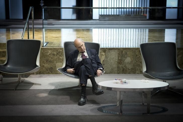A businessman takes a mid-day nap in the lobby of a midtown hotel in the Manhattan borough of New York August 1, 2014. REUTERS/Carlo Allegri (UNITED STATES - Tags: SOCIETY BUSINESS)