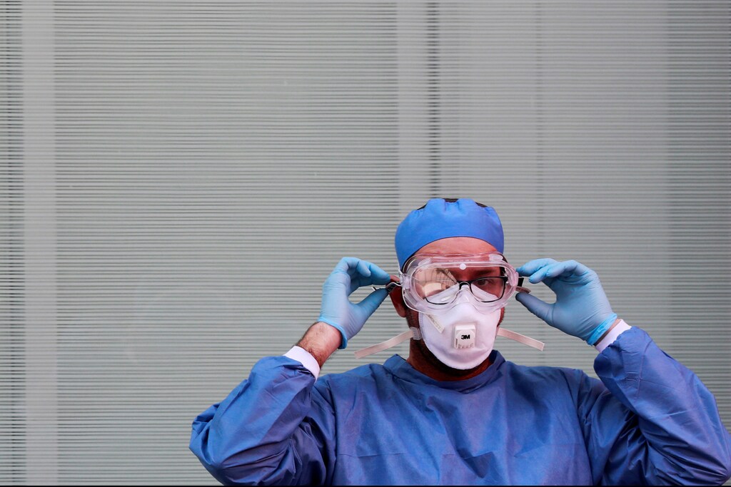 Un empleado con equipo de protección se para a la entrada de un sitio de pruebas de coronavirus, mientras la enfermedad de coronavirus (COVID 19) continúa en la Ciudad de México, México 22 de abril de 2020.