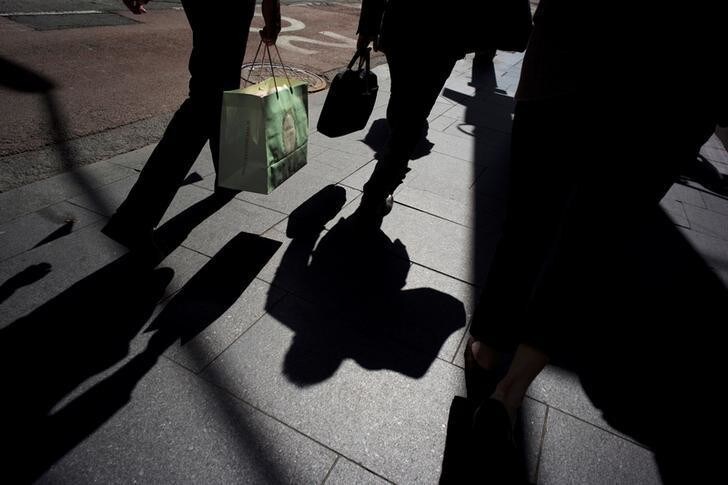 Office workers and shoppers walk through Sydney's central business district in Australia, September 7, 2016. REUTERS/Jason Reed