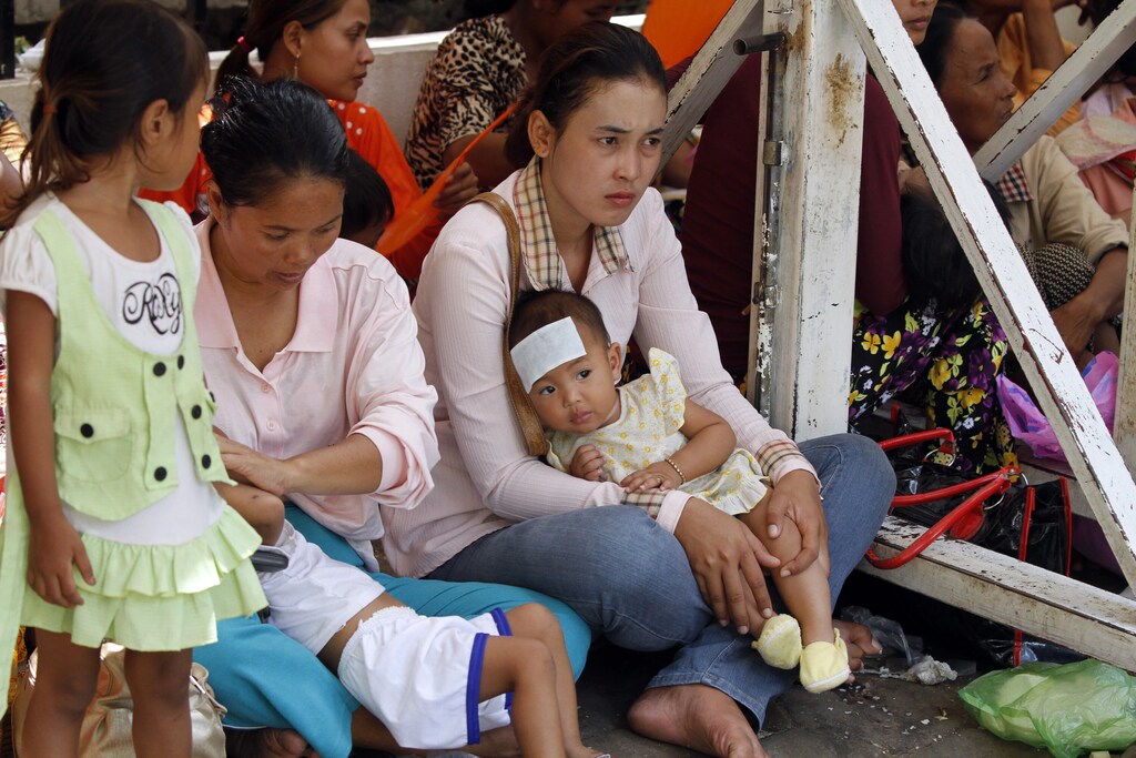 Mujeres esperan con sus hijos para recibir tratamiento médico gratuito en un hospital de Phnom Penh, Camboya, el 21 de julio de 2011.