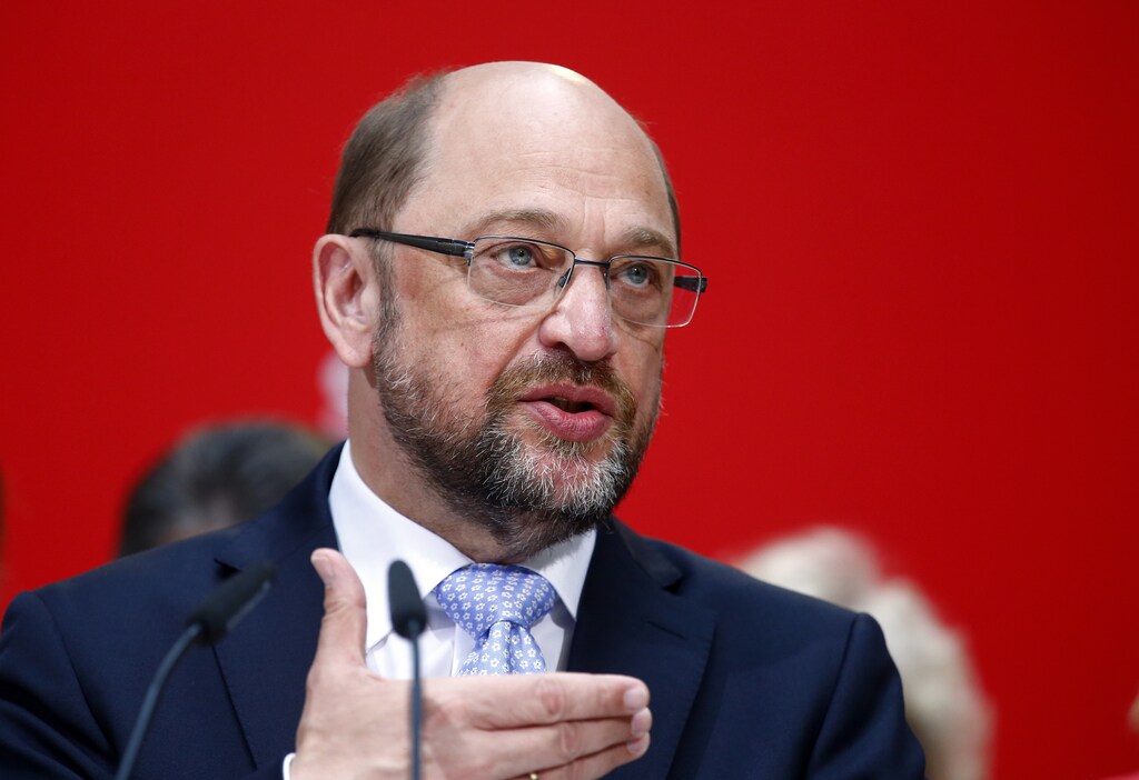 Social Democratic Party (SPD) leader Martin Schulz addresses a news conference in Berlin, Germany, May 15, 2017. REUTERS/Hannibal Hanschke - RTX35VRN