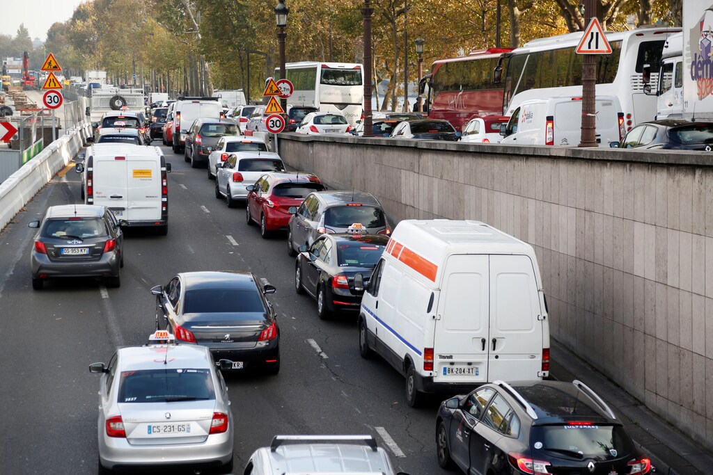 Traffic jam is seen as the banks of the Seine river are closed to the traffic in Paris, France, October 26, 2016 . REUTERS/Charles Platiau - RTX2QKG0