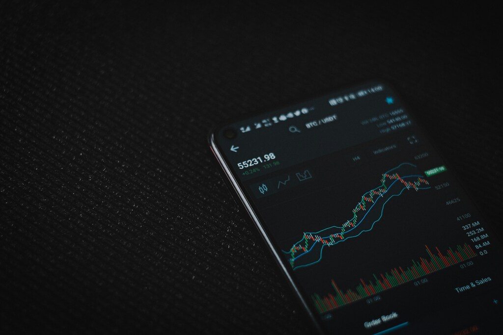 Gráfico que muestra las fluctuaciones del precio de una criptomoneda en la pantalla de un smartphone.