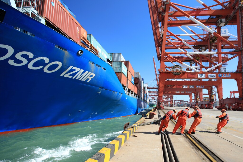 Workers help to dock a China Ocean Shipping Company (COSCO) container ship at a port in Qingdao, Shandong province, China October 19, 2018. REUTERS/Stringer ATTENTION EDITORS - THIS IMAGE WAS PROVIDED BY A THIRD PARTY. CHINA OUT. - RC13F73989C0