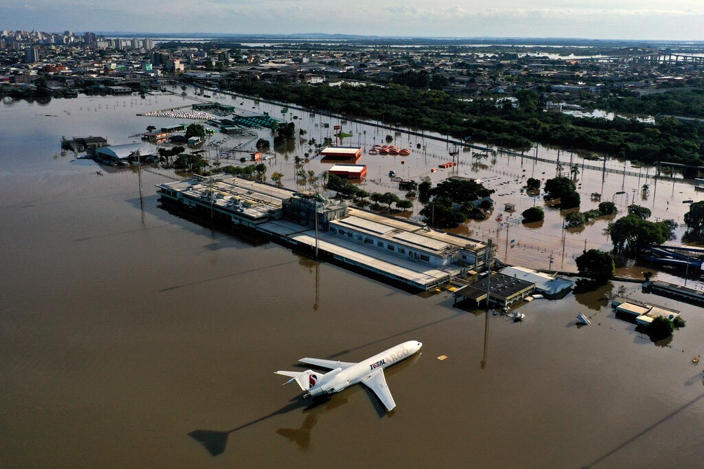 Un avión de carga en el aeropuerto internacional Salgado Filho, en Porto Alegre, Rio Grande do Sul (Brasil), inundado tras la grave disrupción climática de mayo de 2024.