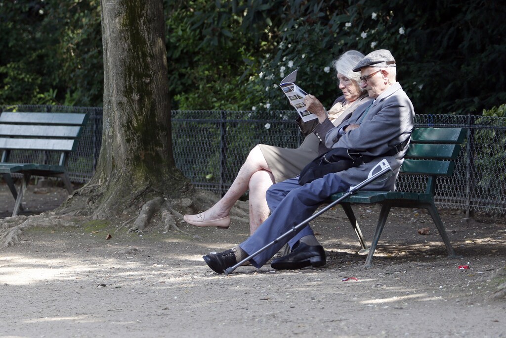 A retired elderly couple take advantage of the late summer weather in the gardens at the Champs de Mars in Paris, August 26, 2013. France's government, which has been meeting with labour union heads about retirement issues, neared a deal with trade unions on Monday to overhaul the pension system via a slight lengthening of working lives, union chiefs said, as Europe's number two economy sought to bring a spiralling deficit under control. REUTERS/Charles Platiau (FRANCE - Tags: SOCIETY POLITICS BUSINESS EMPLOYMENT) - PM1E98Q1CHJ01