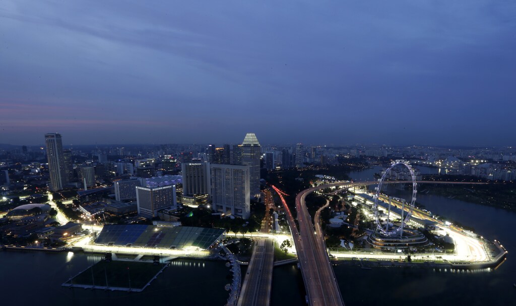 The Marina Bay street circuit is illuminated at dusk in Singapore September 18, 2013. The Singapore Formula One Grand Prix night race will take place on September 22, 2013. REUTERS/Pablo Sanchez (SINGAPORE - Tags: SPORT MOTORSPORT F1 CITYSCAPE) - GM1E99I1L8401