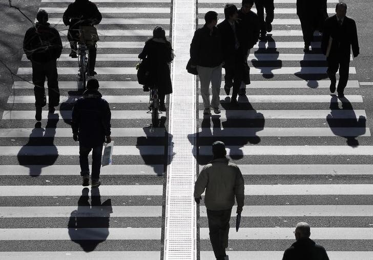 People walk on a crosswalk in Tokyo January 11, 2011. Japan's index of coincident economic indicators rose a preliminary 1.4 points in November from the previous month, the Cabinet Office said on Tuesday, up for the first time in three months. REUTERS/Yuriko Nakao (JAPAN - Tags: EMPLOYMENT BUSINESS)