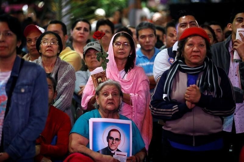 People watch the ceremony of canonization of the late Archbishop of San Salvador Oscar Arnulfo Romero at the Gerardo Barrios Square in San Salvador, El Salvador, October 14, 2018. REUTERS/Jose Cabezas - RC11D1363590