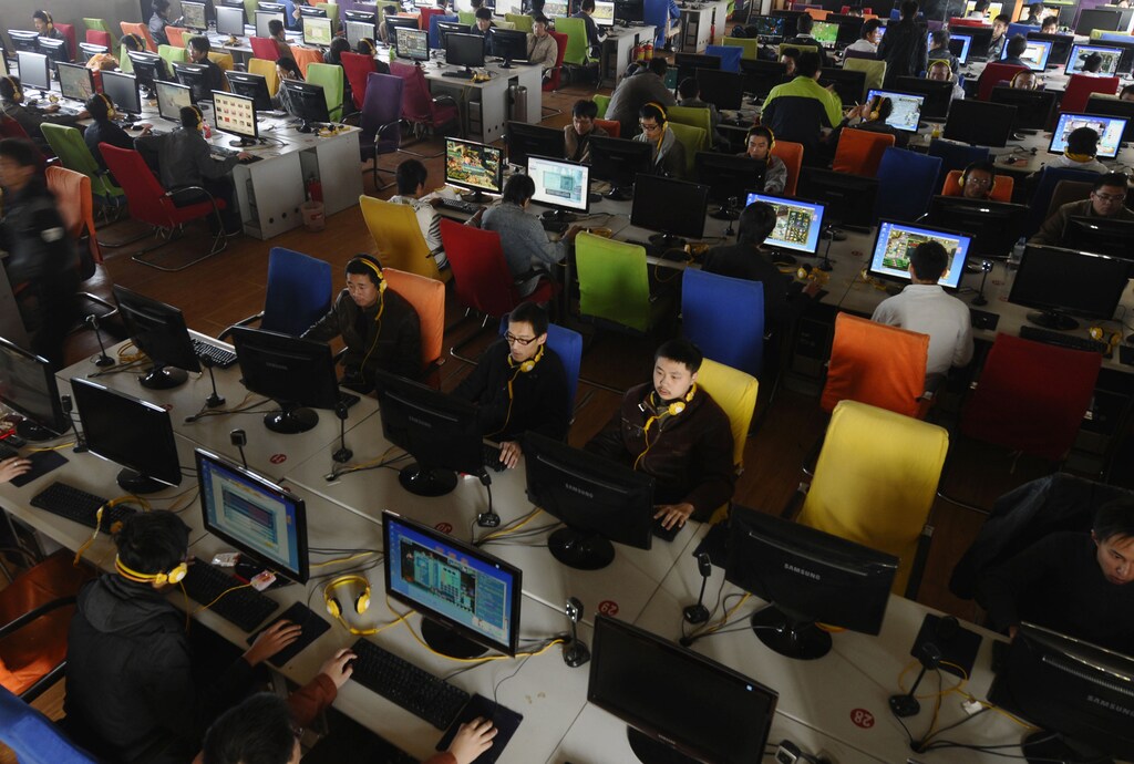 People use computers at an internet cafe in Changzhi, Shanxi province, November 3, 2009. Piracy, long a problem for foreign media companies in China, also stands to stifle innovation by the country's own dynamic Internet industry, the chief executive of one of China's oldest Web companies said on Monday. REUTERS/Stringer (CHINA SCI TECH SOCIETY BUSINESS) CHINA OUT. NO COMMERCIAL OR EDITORIAL SALES IN CHINA - GM1E5B31COW01