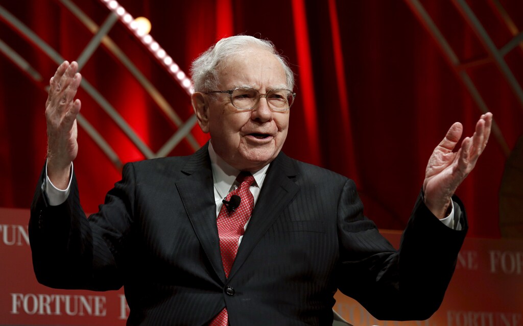 Warren Buffett, chairman and CEO of Berkshire Hathaway, speaks at the Fortune's Most Powerful Women's Summit in Washington October 13, 2015. REUTERS/Kevin Lamarque/File Photo - RTSRN94