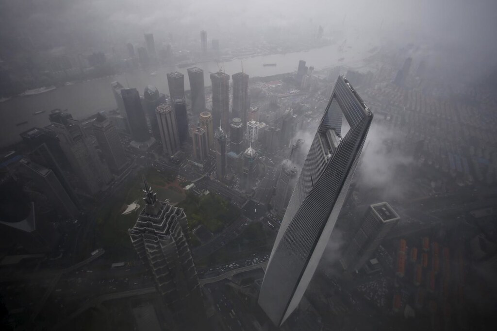 途上国が大規模な都市化への道を歩むなかで、国民１人あたりのエネルギー消費量も大きく増大しようとしている。写真は上海の金融街。２０１５年５月１５日撮影