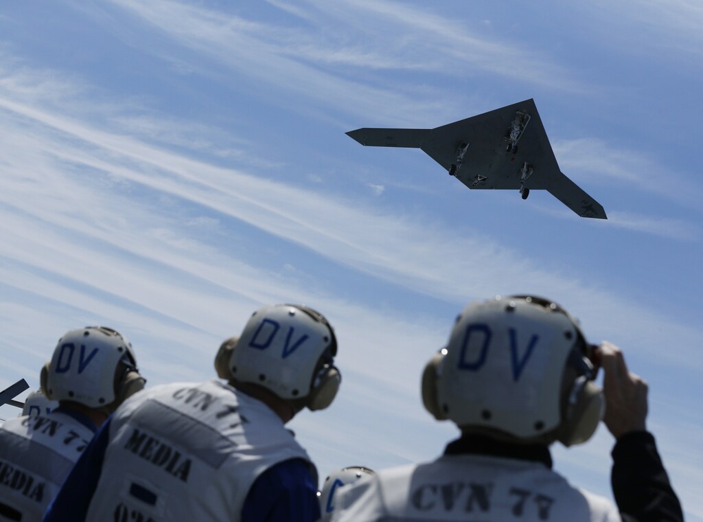 An X-47B pilot-less drone combat aircraft is launched for the first time off an aircraft carrier, the USS George H. W. Bush, in the Atlantic Ocean off the coast of Virginia, May 14, 2013. The U.S. Navy made aviation history on Tuesday by catapulting an unmanned jet off an aircraft carrier for the first time, testing a long-range, stealthy, bat-winged plane that represents a jump forward in drone technology. REUTERS/Jason Reed (UNITED STATES - Tags: MILITARY SCIENCE TECHNOLOGY TPX IMAGES OF THE DAY) - GM1E95F07A401