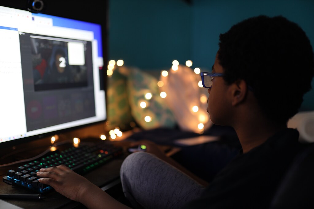 Un niño mira la pantalla de una computadora.