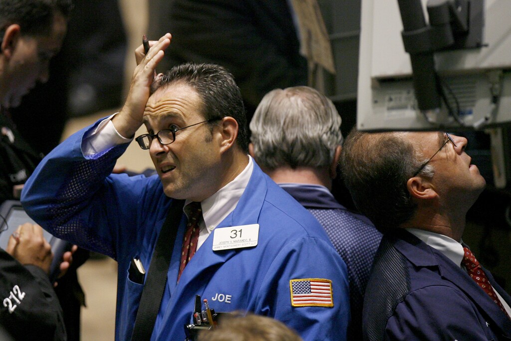 Traders work on the floor of the New York Stock Exchange August 9, 2007. U.S. stocks tumbled on Thursday, with the Dow and S&P down nearly 3 percent, after a French bank froze three funds that invested in U.S. subprime mortgages, prompting central banks to take steps to calm investors. REUTERS/Lucas Jackson (UNITED STATES) - GM1DVWVVVHAA
