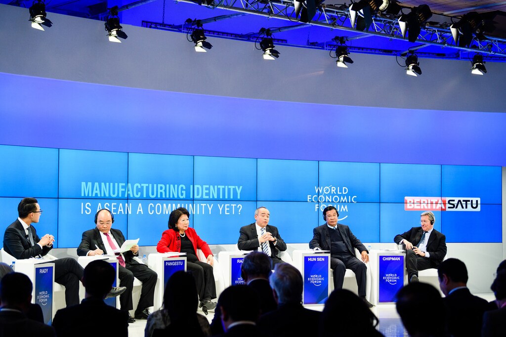John Chipman, Director-General and Chief Executive, International Institute for Strategic Studies (IISS), United Kingdom; Nguyen Xuan Phuc, Prime Minister of Viet Nam; Mari Elka Pangestu, Professor of International Economics, University of Indonesia, Indonesia; Nazir Razak, Chairman, CIMB Group Holdings, Malaysia.Samdech Techo Hun Sen, Prime Minister of the Kingdom of Cambodia and John Riady, Executive Director, Lippo Group, Indonesia. speaking during the Session "Manufacturing Identity: Is ASEAN a Community Yet?" at the Annual Meeting 2017 of the World Economic Forum in Davos, January 20, 2017. .Copyright by World Economic Forum / Manuel Lopez